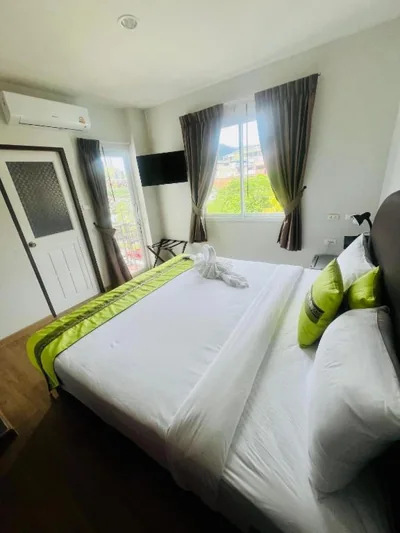Doppelzimmer mit Balkon — 28 Boutique Hotel - Newly Renovated